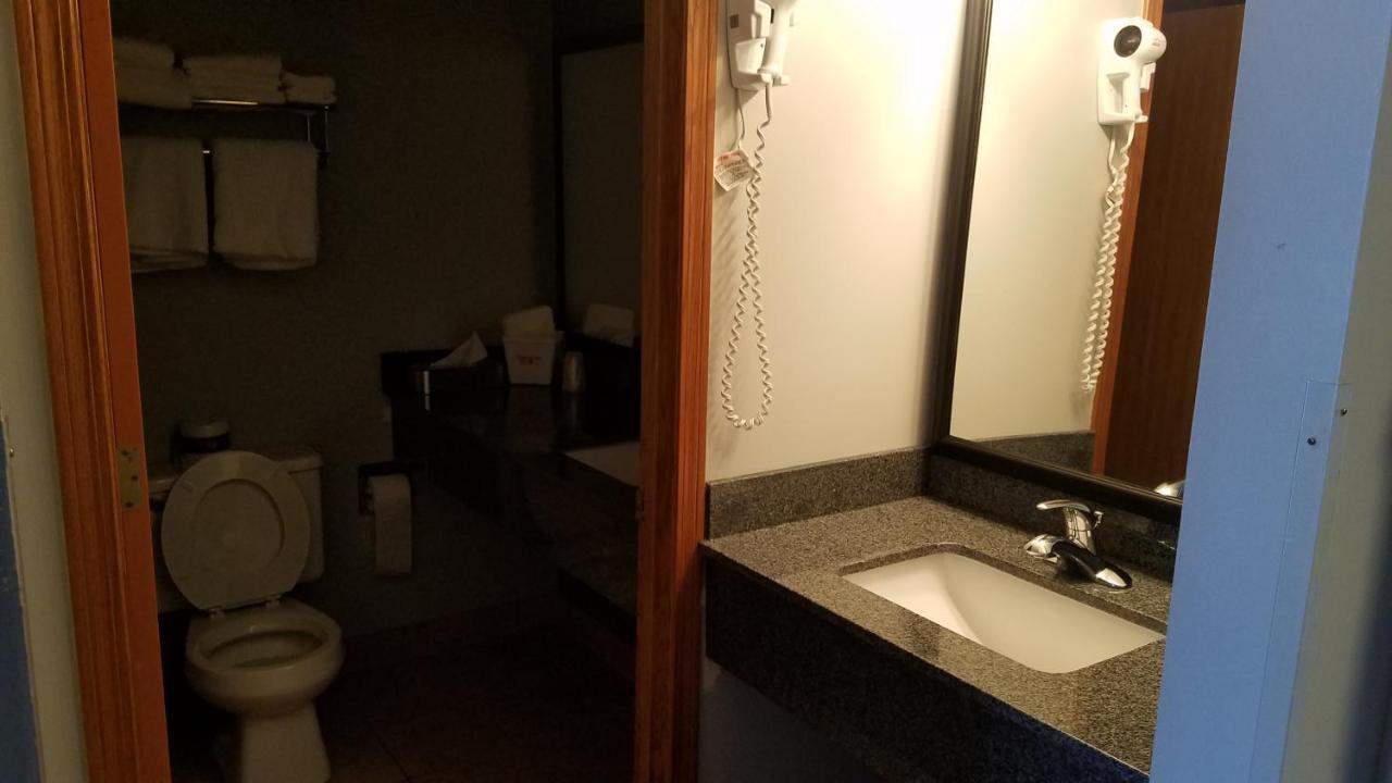Boarders Inn & Suites By Cobblestone Hotels Superior Ngoại thất bức ảnh