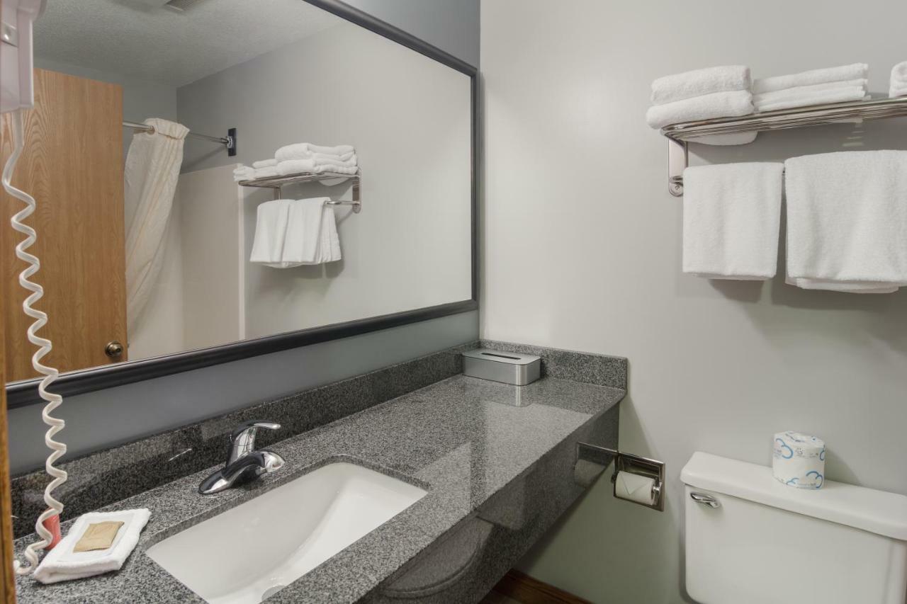 Boarders Inn & Suites By Cobblestone Hotels Superior Ngoại thất bức ảnh