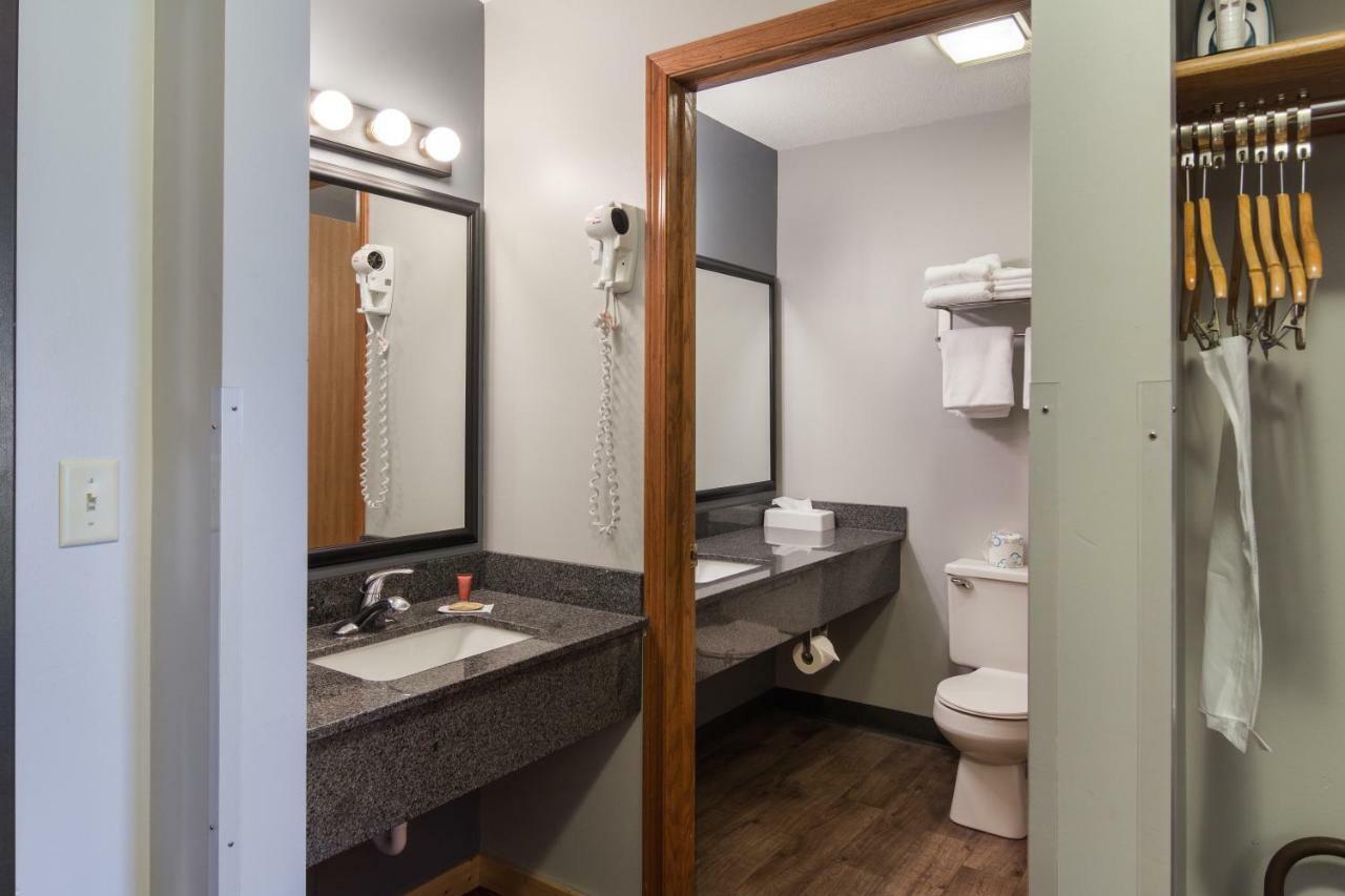 Boarders Inn & Suites By Cobblestone Hotels Superior Ngoại thất bức ảnh