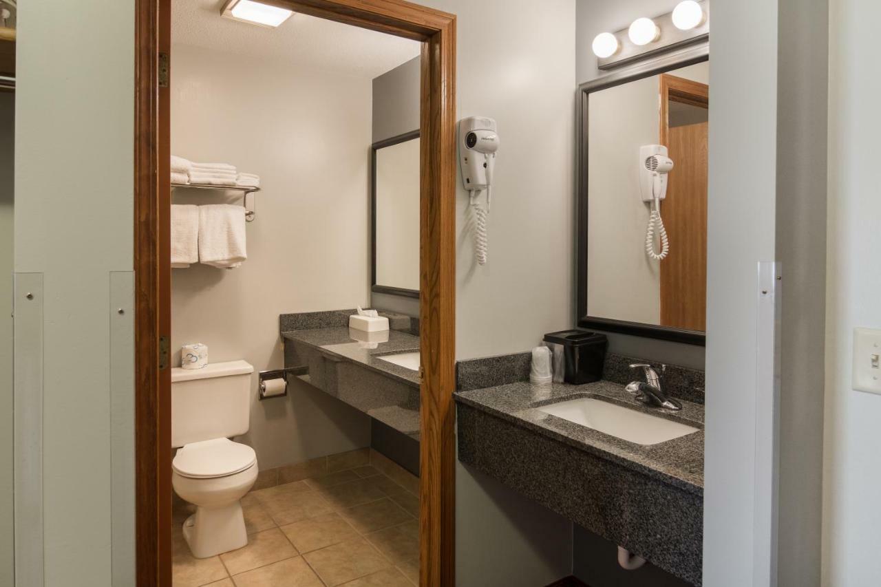 Boarders Inn & Suites By Cobblestone Hotels Superior Ngoại thất bức ảnh