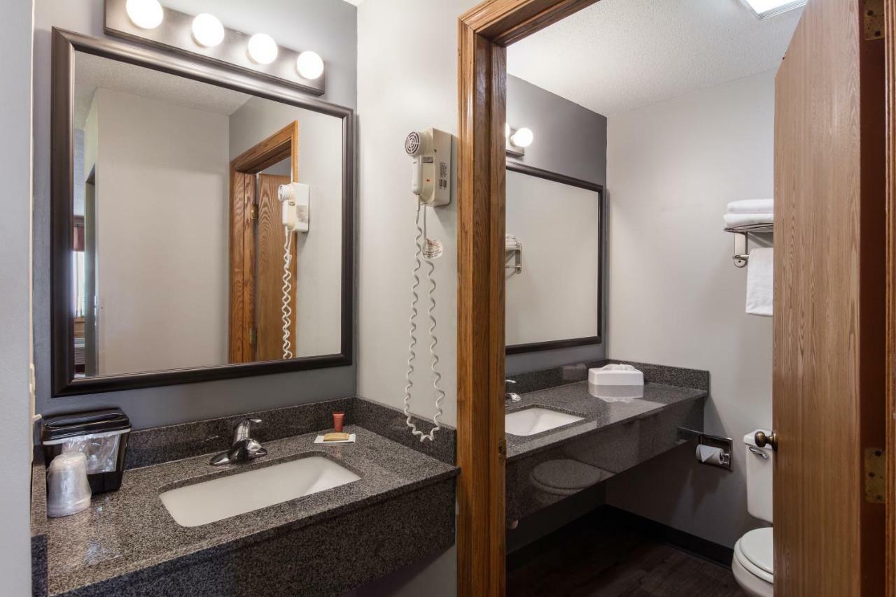 Boarders Inn & Suites By Cobblestone Hotels Superior Ngoại thất bức ảnh